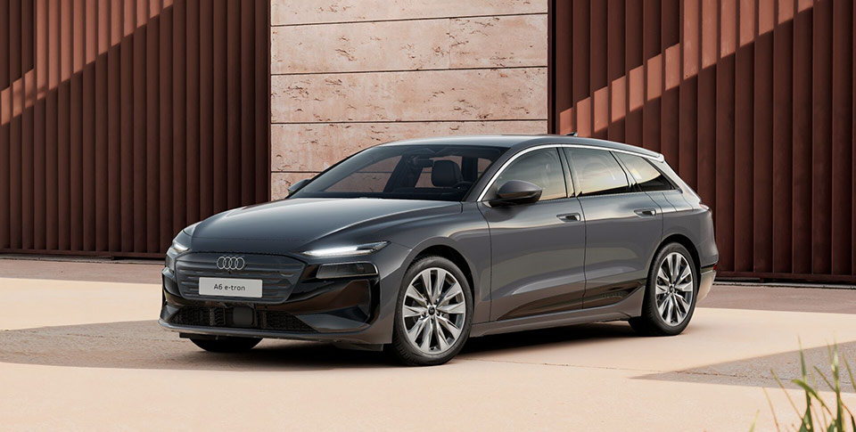 Ein Audi A6 Avant e-tron in Front-Seitenansicht geparkt vor Geb&auml;ude