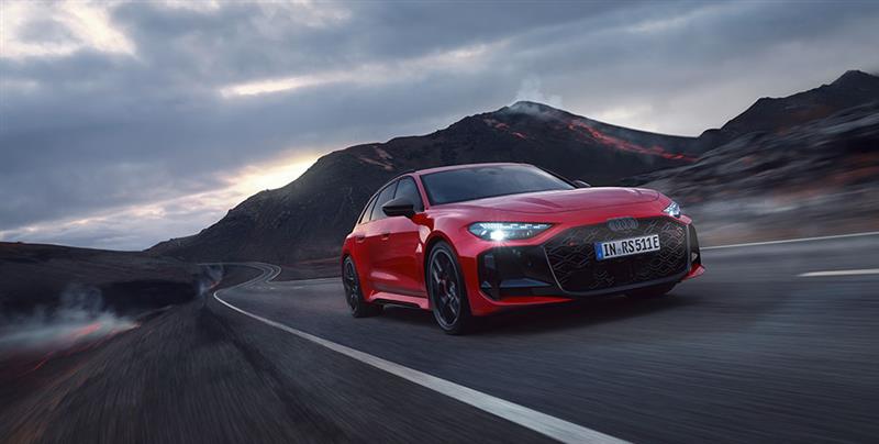 Ein roter Audi RS 5 Avant in Frontansicht fahrend auf einer Stra&szlig;e