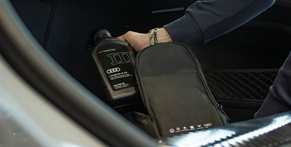 Eine Original Audi Motor&ouml;lflasche