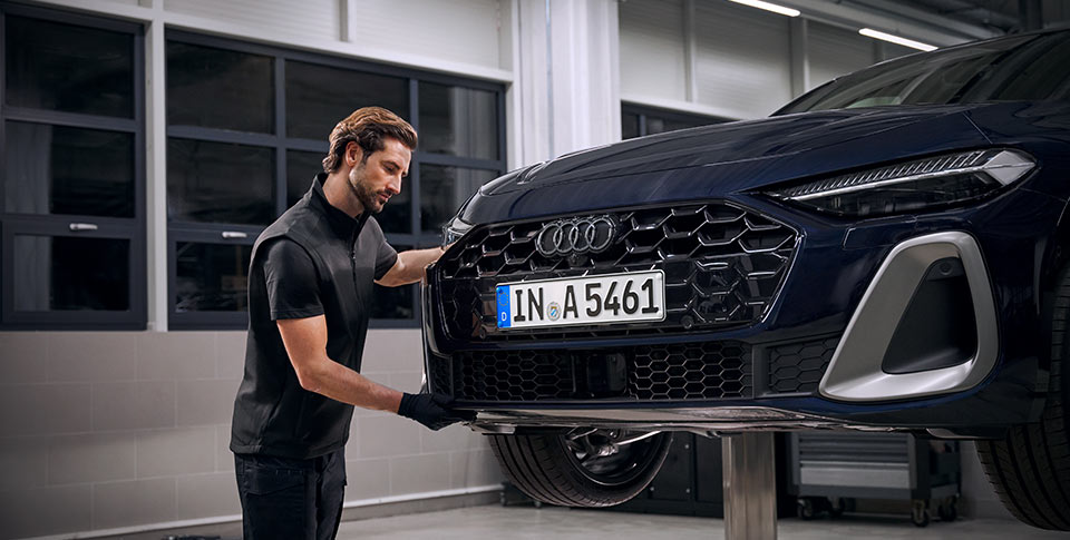 Audi A5 in blau mit Mann am Rad