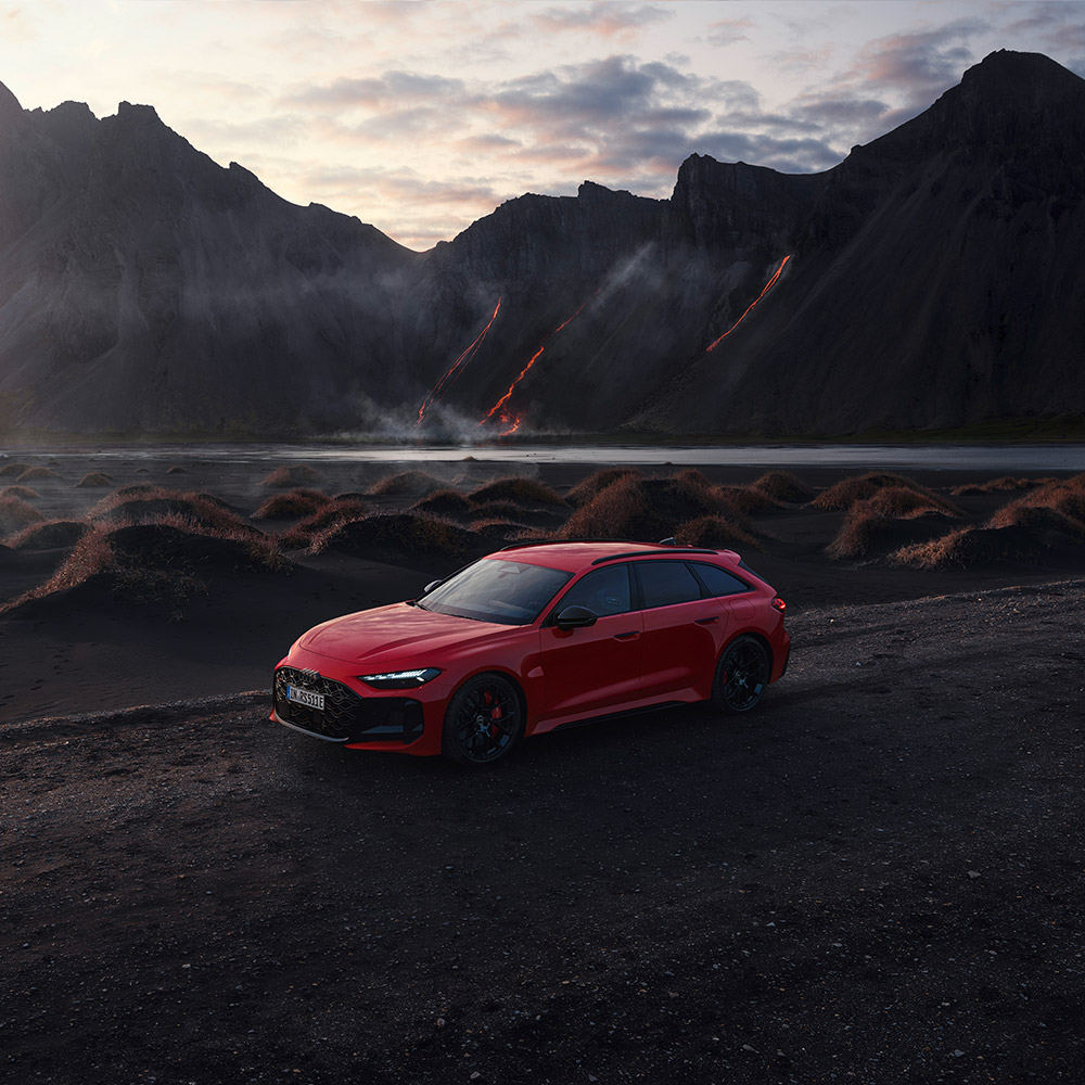 Audi Q3 SUV, gr&uuml;n, Front-Seitenansicht, vor schwarzem Hintergrund