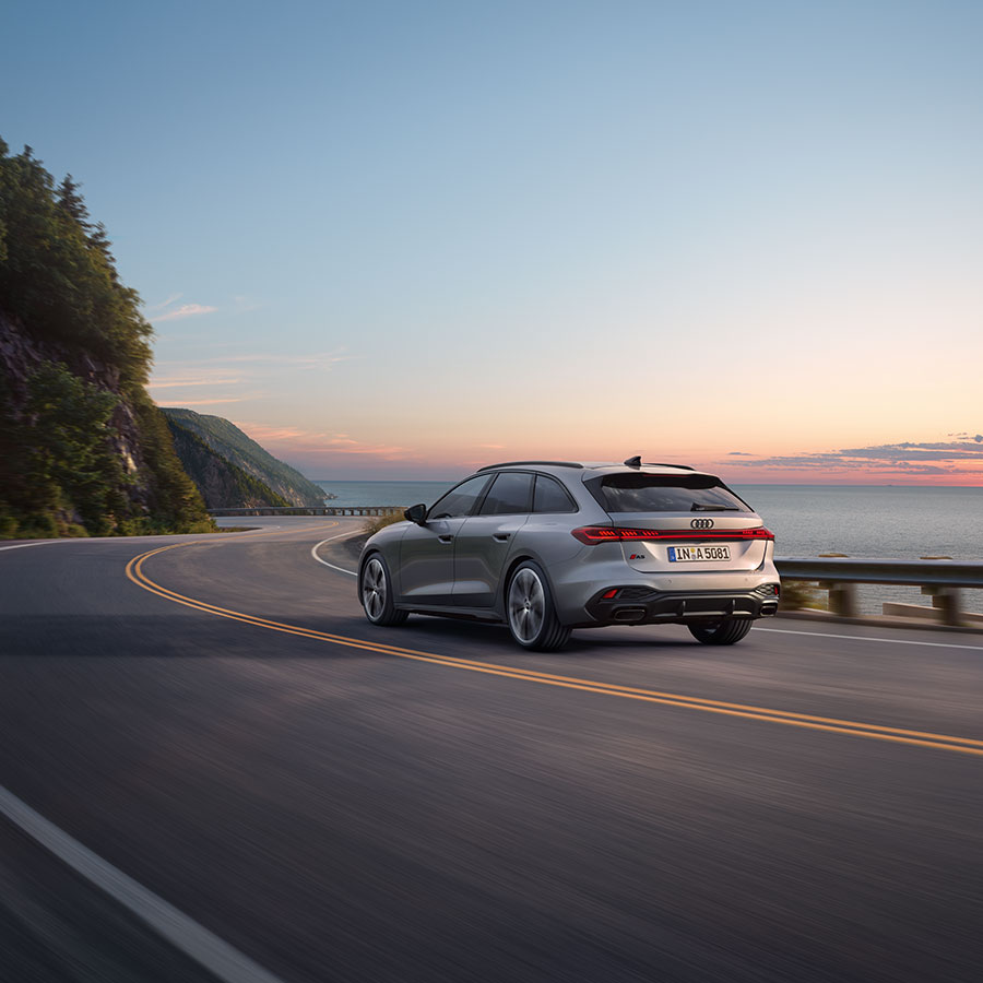 Audi A5 Avant Fahrtaufnahme Heck vor Meer