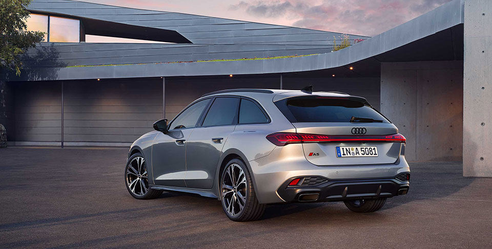 grauer Audi A5 Avant vor einem Haus von der Seite