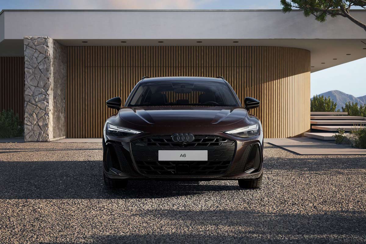 Ein Audi A6 Avant in Front-Ansicht, geparkt vor einem modernen Geb&auml;ude