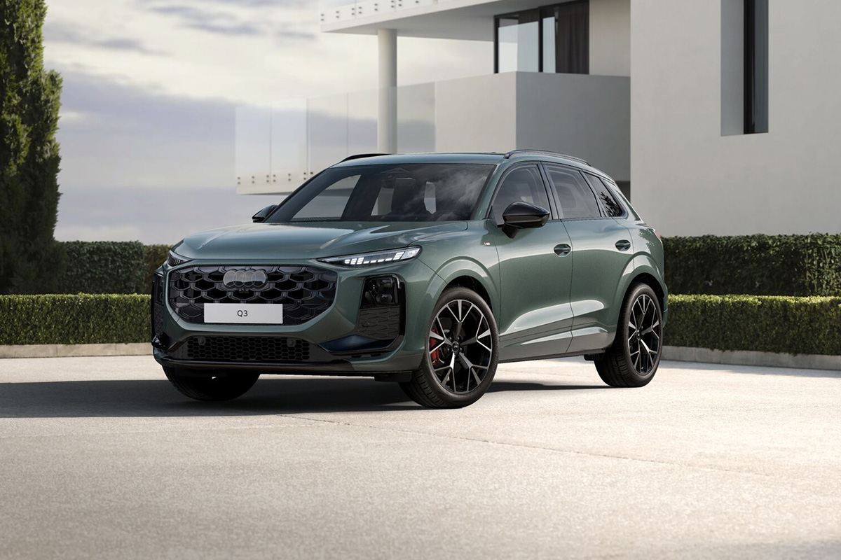 Ein Audi Q3 in seitlicher Frontansicht vor Geb&auml;ude