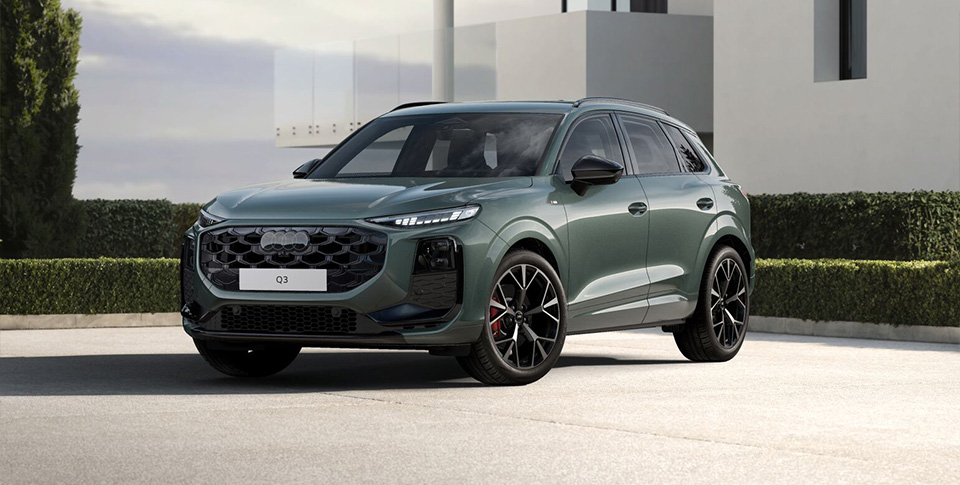 Ein Audi Q3 in Front-Seitenansicht vor Geb&auml;ude