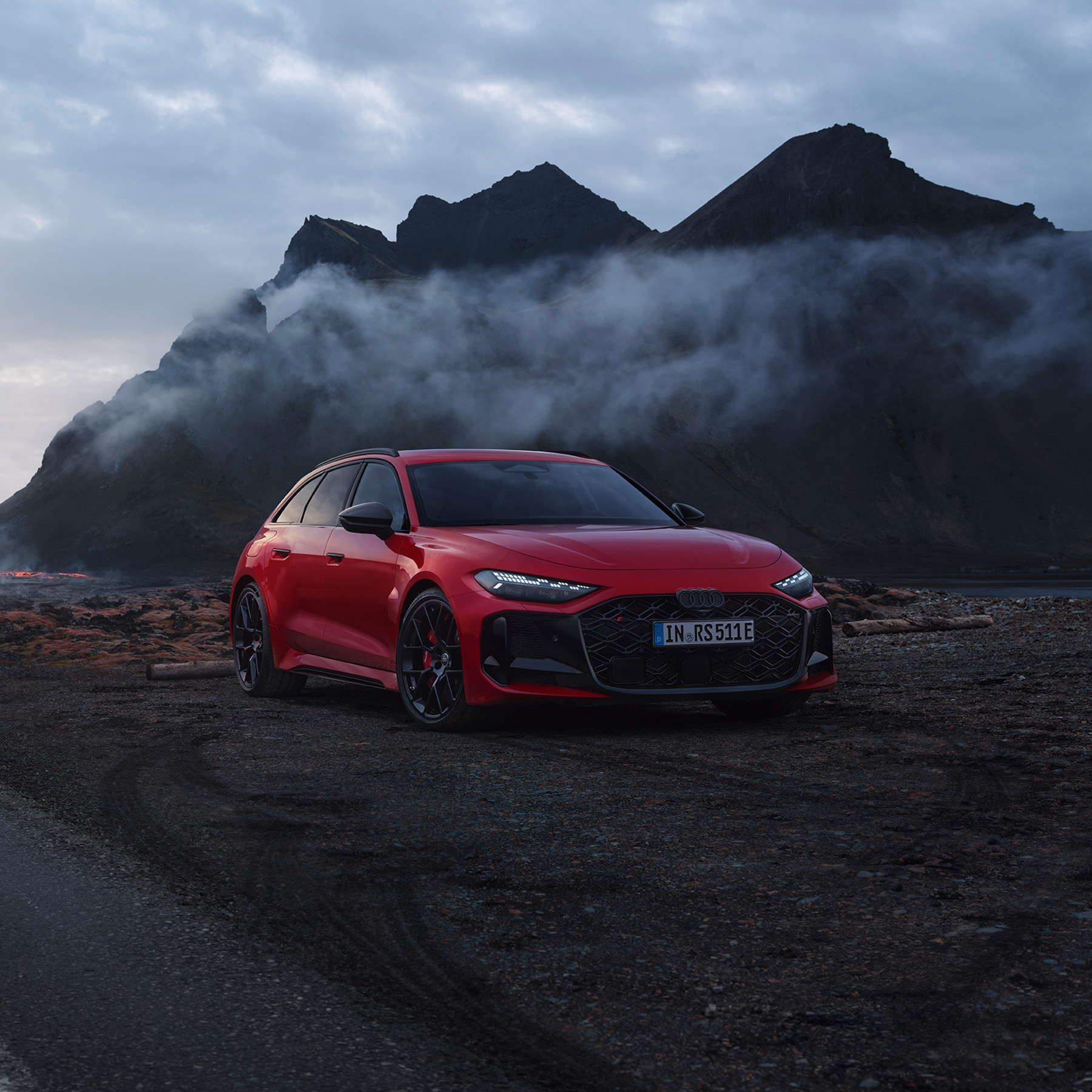 Audi RS 5 Avant, rot, Frontansicht, parkend neben Stra&szlig;e mit Bergen im Hintergrund