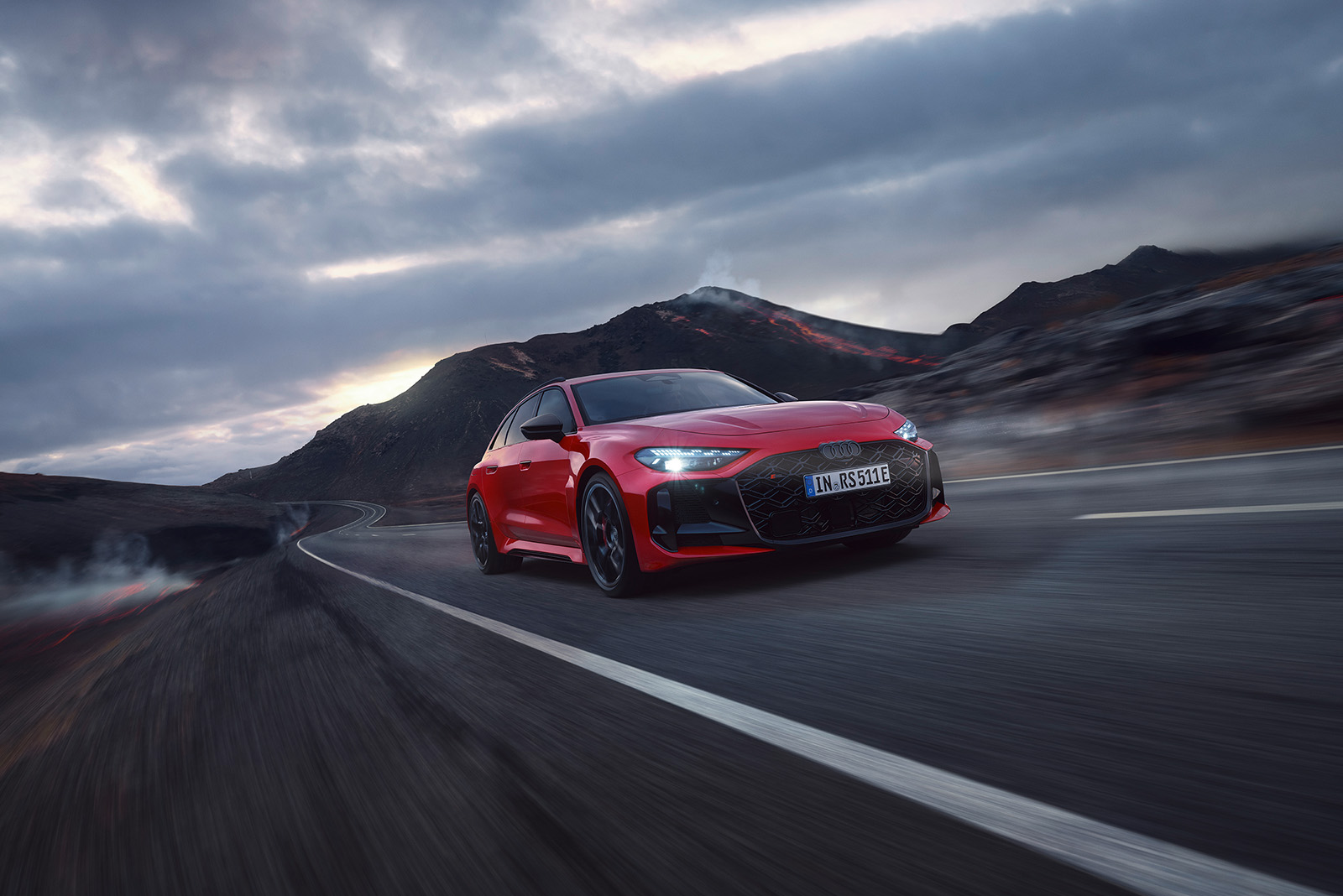 Audi RS 5 Avant, rot, Frontansicht, dynamische Fahrt auf einer Landstra&szlig;e