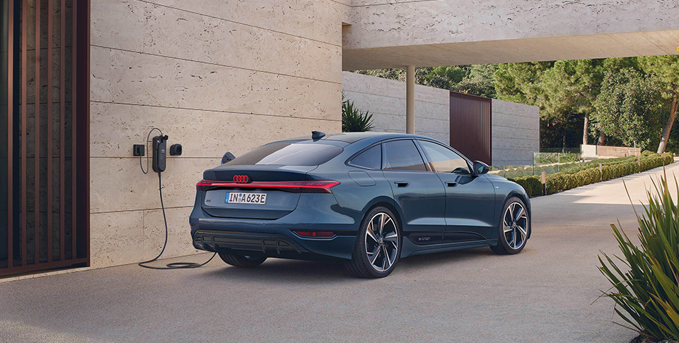 Audi A6 e-tron steht an Lades&auml;ule